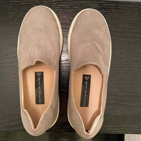 Steven by Steve Madden Gray platform slip ons - Picture 2 of 8